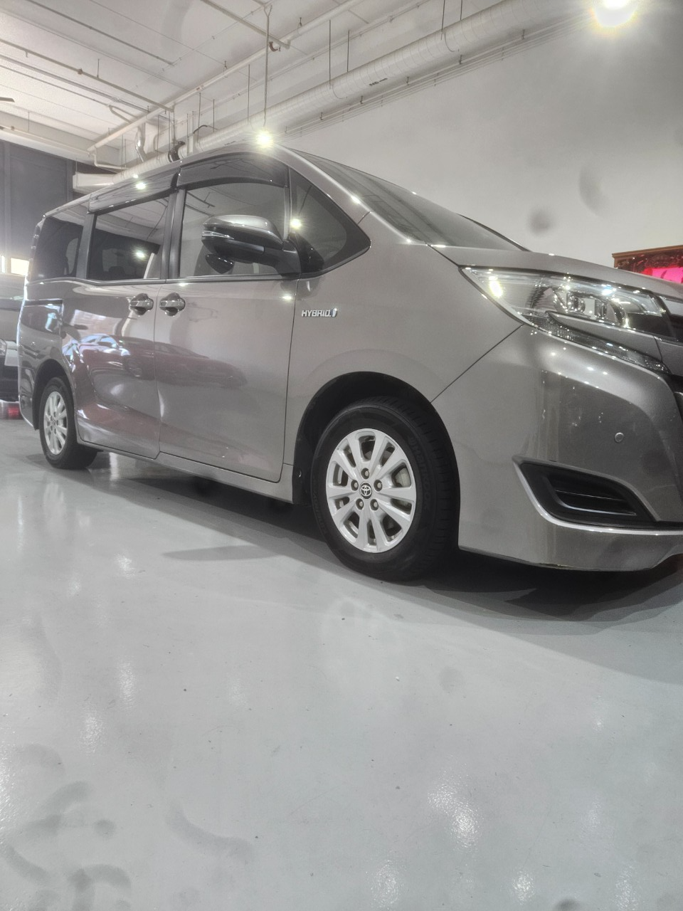 Toyota Noah Hybrid 1.8A 