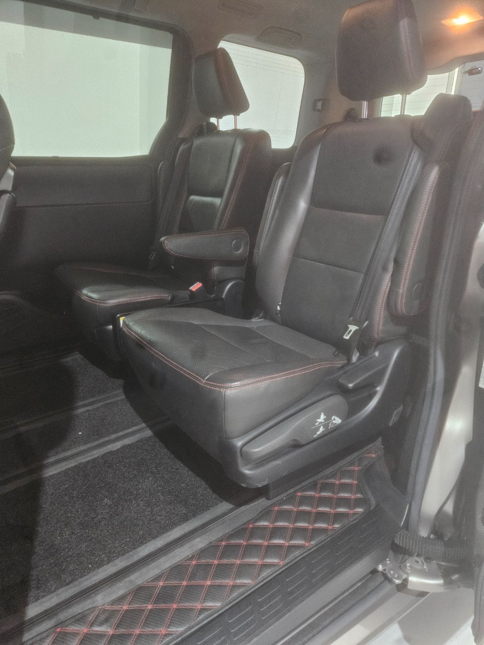 Toyota Noah Hybrid 1.8A 