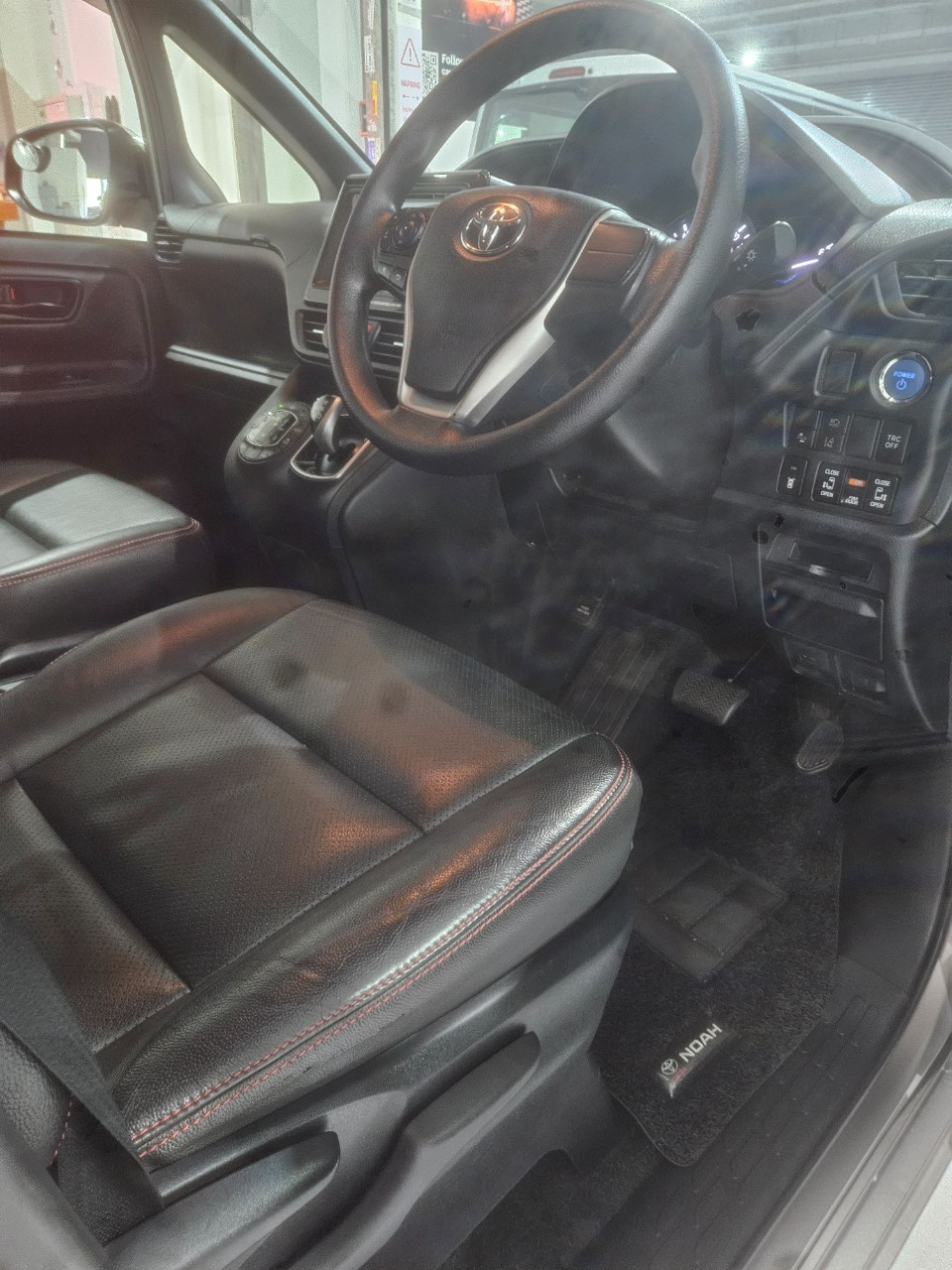 Toyota Noah Hybrid 1.8A 